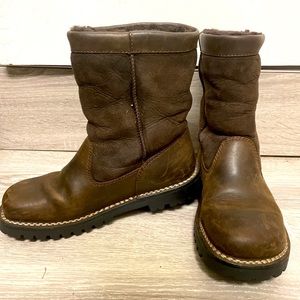 UGG Beacon Leather and Shearling Boots.  Brown. S/N 5319. Size 6